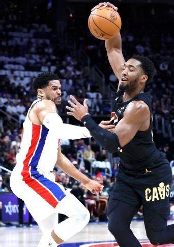 Mitchell's Dazzling Dribble Leaves Harris Reeling in Pistons-Cavs Clash — image 1