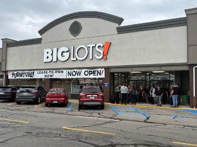 Big Lots celebrates grand opening